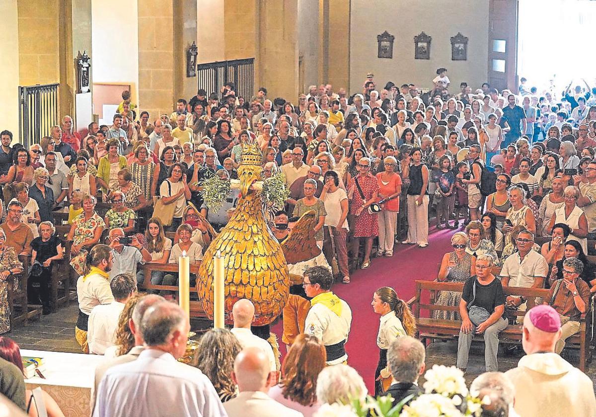 L'àliga a l'interior de l'església