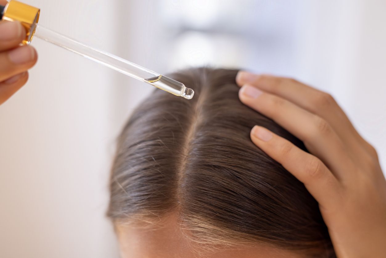 Cómo aplicar el aceite de romero en el el cabello