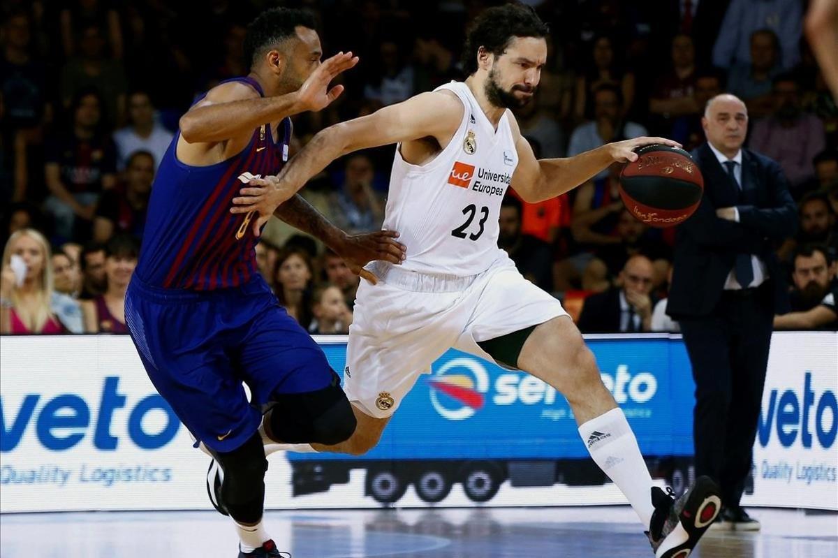 El madridista Llull empuja con la mano a Hanga, intentando evitar su defensa