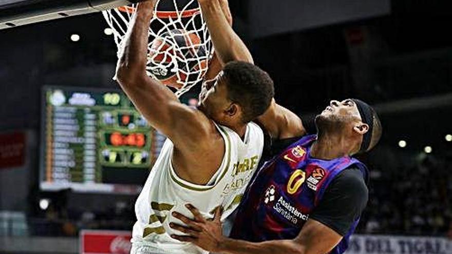 Edy Tavares esmaixa davant de Brandon Davies