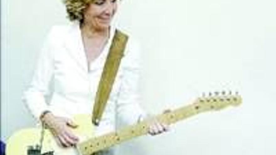 Esperanza Aguirre: La presidenta toca la guitarra y la batería en el metro