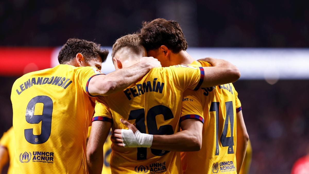 Lewandowski, Fermín y João Félix celebran uno de los goles en el Metropolitano.
