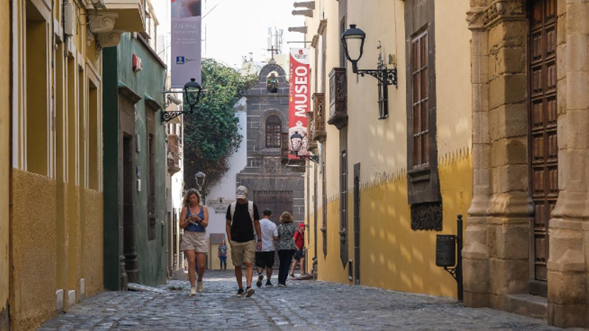 Turistas caminan por las calles del barrio de Vegueta, en Las Palmas de Gran Canaria.