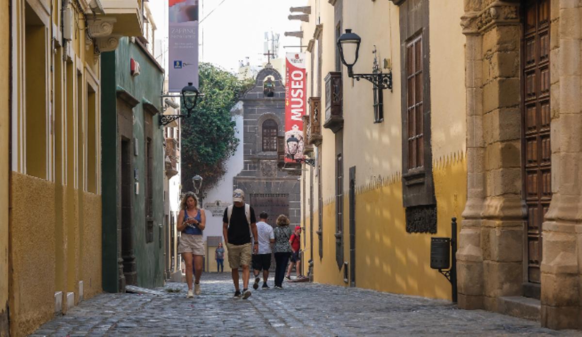 Turistas caminan por las calles del barrio de Vegueta, en Las Palmas de Gran Canaria.