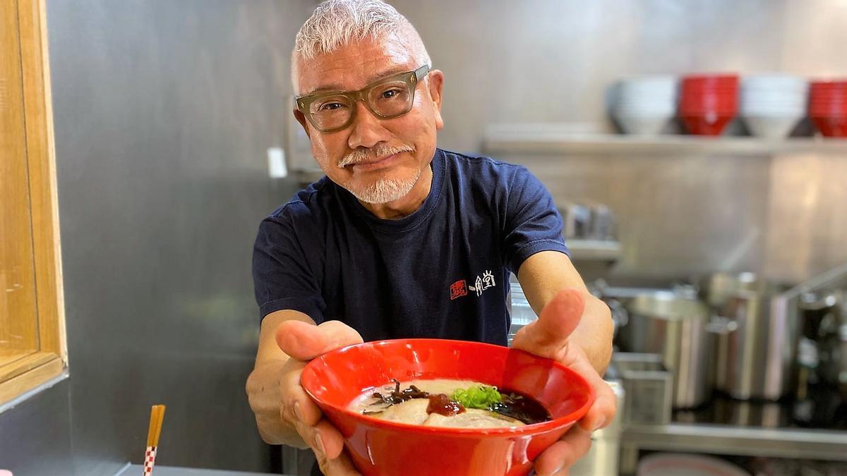 Shigemi Kawahara, el rey del 'ramen', en el restaurante Ippudo de Barcelona.