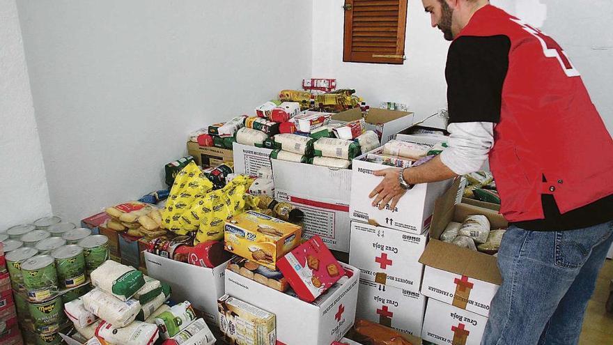 Imagen de un voluntario de Cruz Roja durante una campaña de reparto de alimentos.