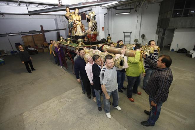 Ensayo de la Cofradía de la Coronació dEspines de Mataró en una imagen de archivo