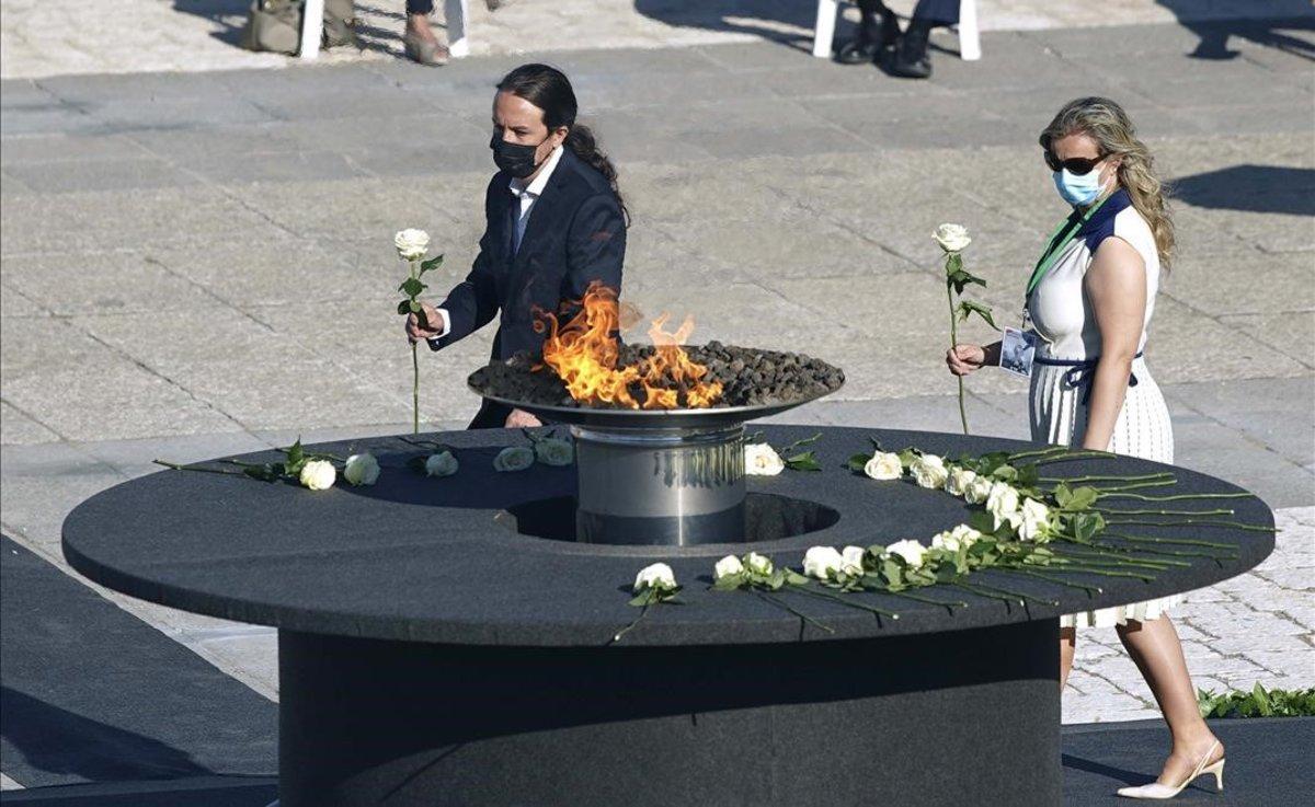 El vicepresidente Pablo Iglesias, en la ofrenda floral por las víctimas del coronavirus.