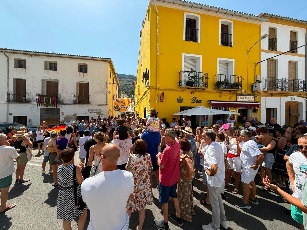 Multitudinaria concentración en Benialí para denunciar la agresión homófoba.