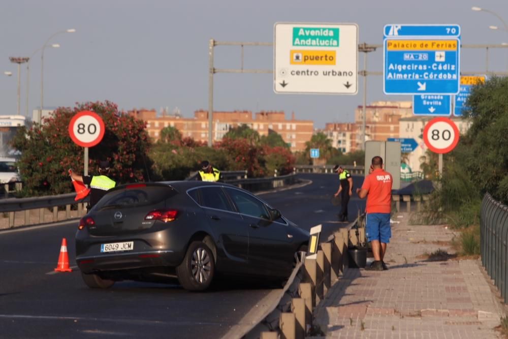 La vía que accede a Málaga capital junto al campus universitaria tenía que ser cortada a la altura del Polígono Alameda por el choque de varios turismos que no dejó heridos de consideración