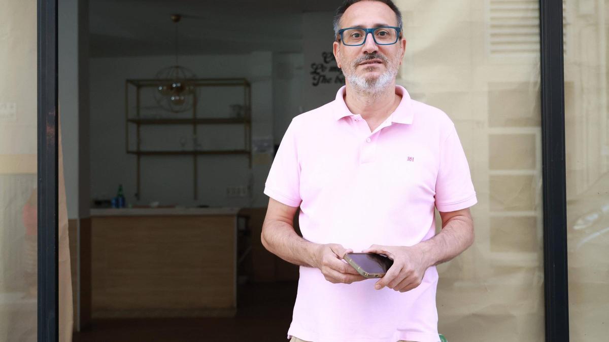 El cocinero Juanma Zamorano a las puertas de su próximo restaurante en la plaza Marrón.