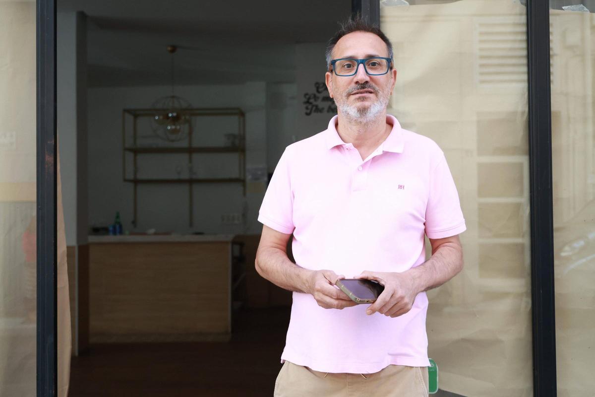 El cocinero Juanma Zamorano a las puertas de su próximo restaurante en la plaza Marrón.