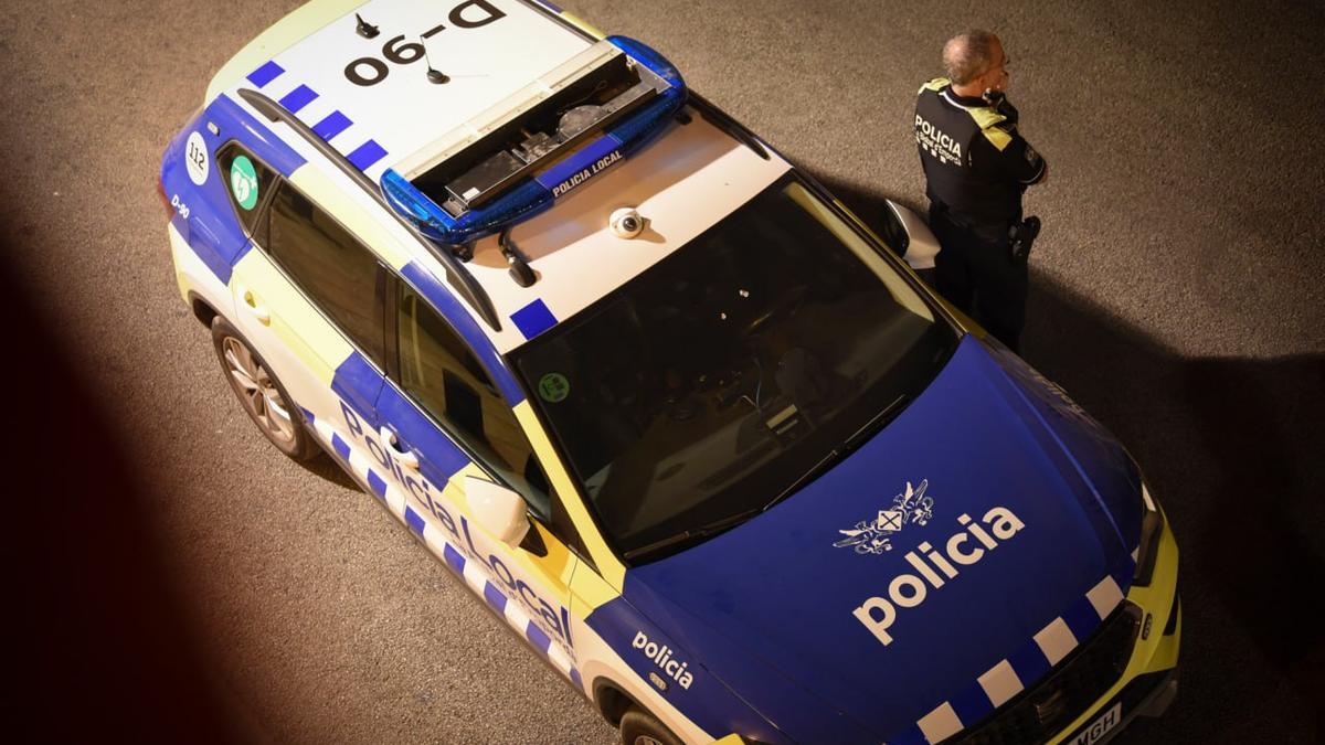 Un agent de la Policia Local de la Bisbal amb un dels vehicles del cos de seguretat.