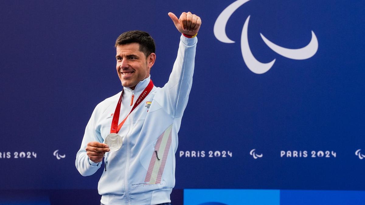 Eduardo Santas celebra su medalla de plata