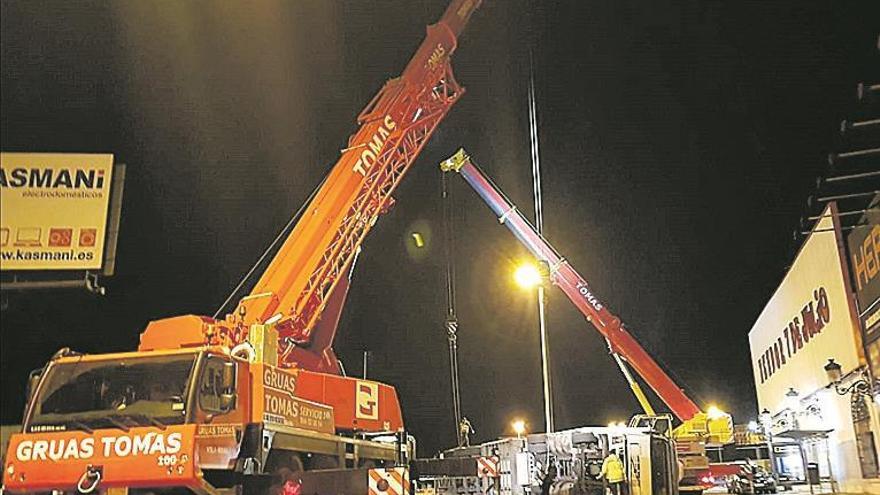 Un tráiler vuelca y se cruza en plena avenida Valencia durante horas