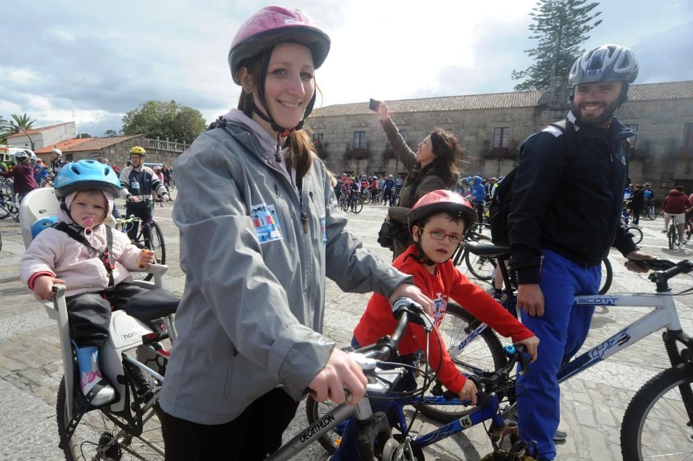 Un pelotón de ciclistas desafía a la lluvia en Cambados