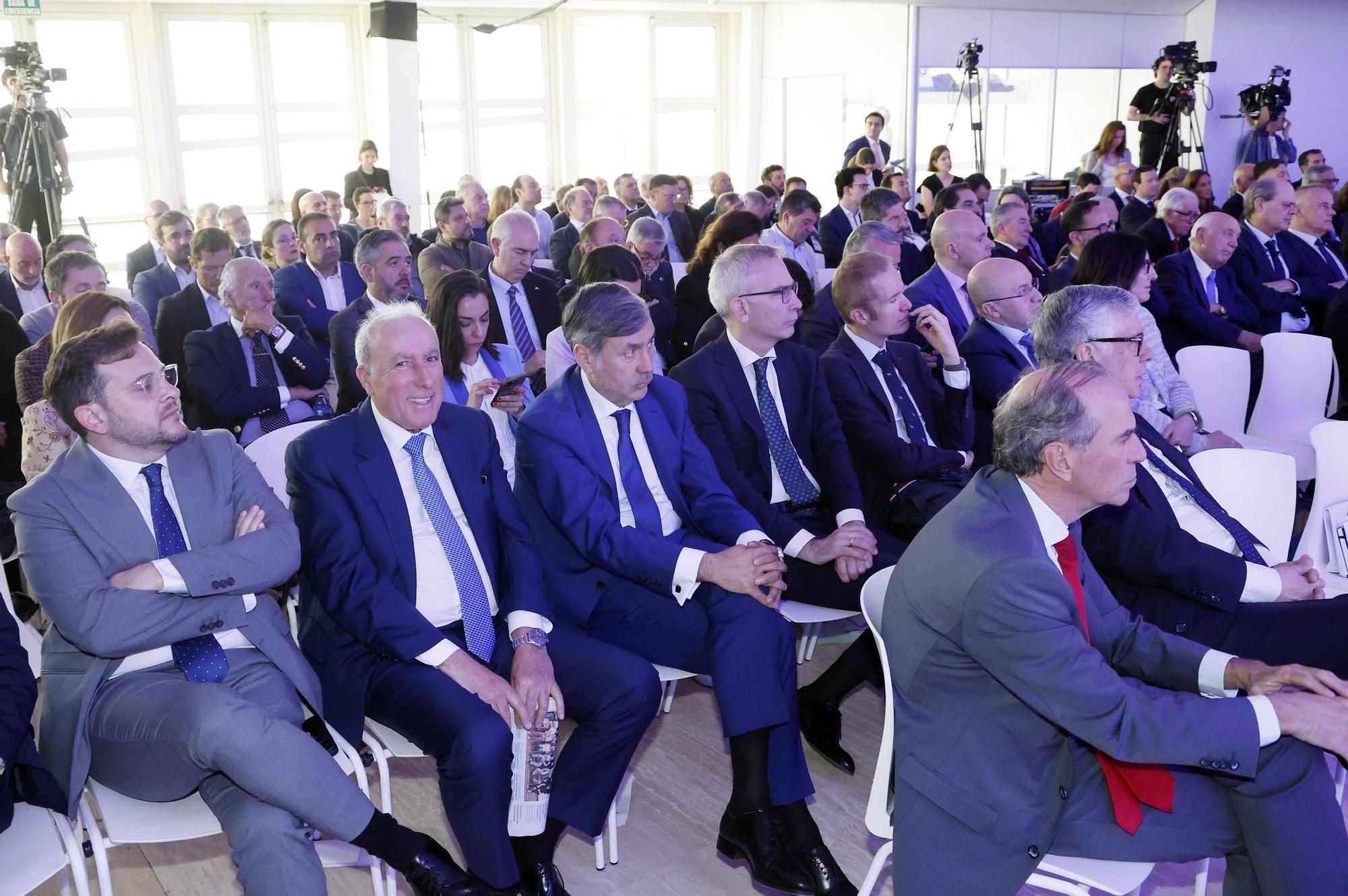 El poder político y empresarial se cita en Santiago