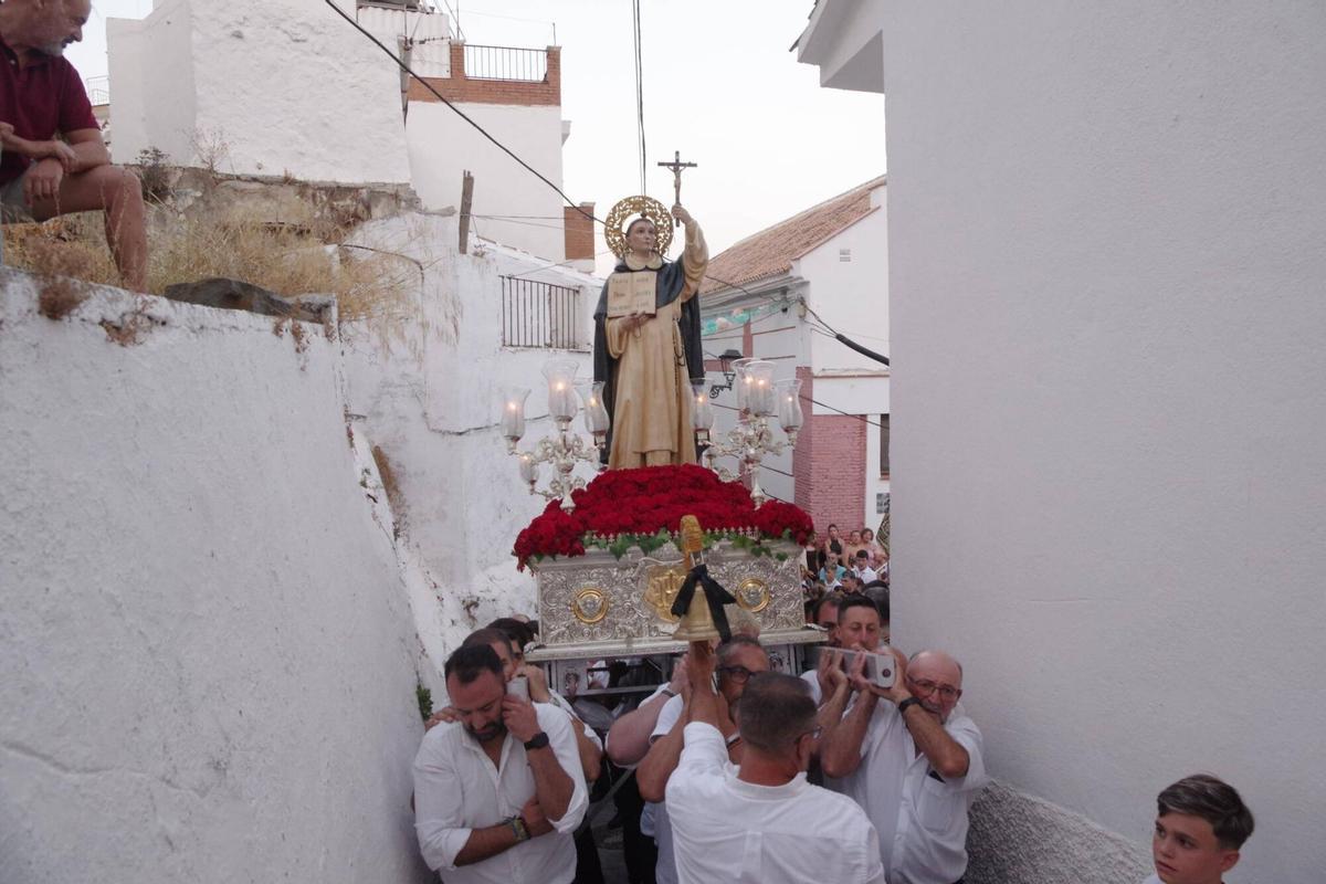 Las calles de Olías vivieron la procesión de San Vicente Ferrer, una cita en la que sus vecinos rindieron culto a su patrón por las estrechas calles del núcleo. Las calles de Olías vivieron la procesión de San Vicente Ferrer, una cita en la que sus vecinos rindieron culto a su patrón por las estrechas calles del núcleo.
