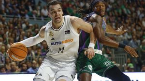 Hezonja y Perry durante el Unicaja-Real Madrid de este martes.