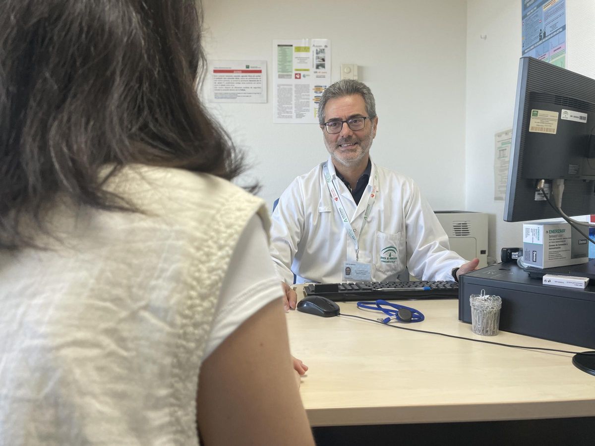 El especialista en Medicina Interna del hospital Reina Sofía, Javier Delgado LIsta, con una paciente.