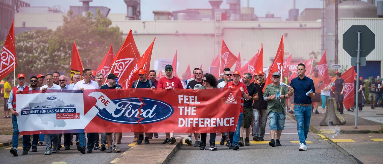 Manifestantes durante la protesta en Saarlouis tras el anuncio eléctrico para Almussafes de Ford.
