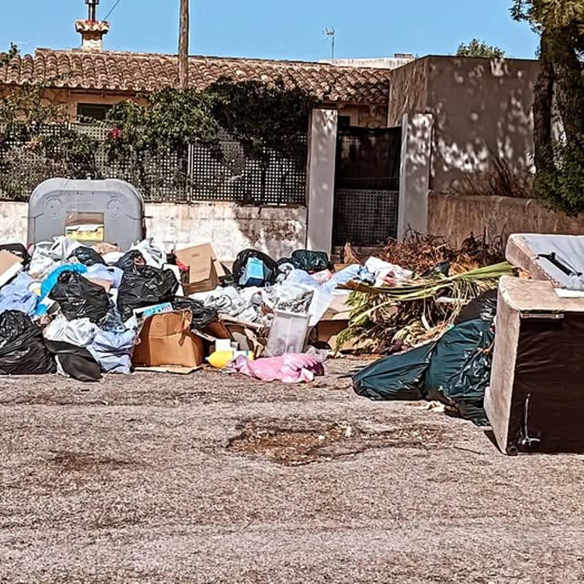 Acumulaciones de basura en el municipio de Llucmajor.