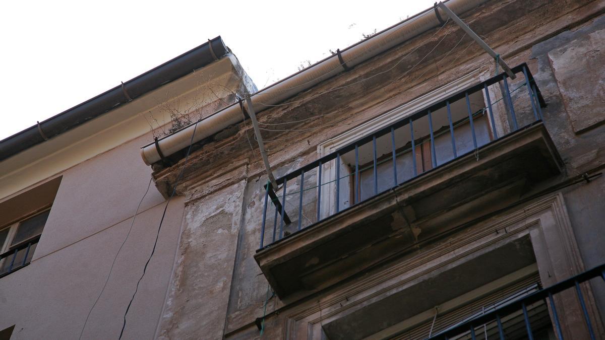 Parte de la cornisa de la vivienda de la calle San Mauro que se desprendió el domingo.