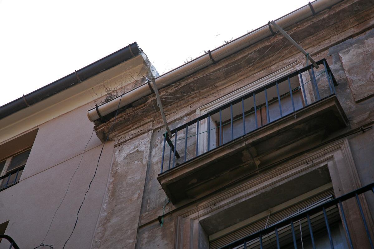 Parte de la cornisa desprendida en la vivienda de la calle San Mauro.