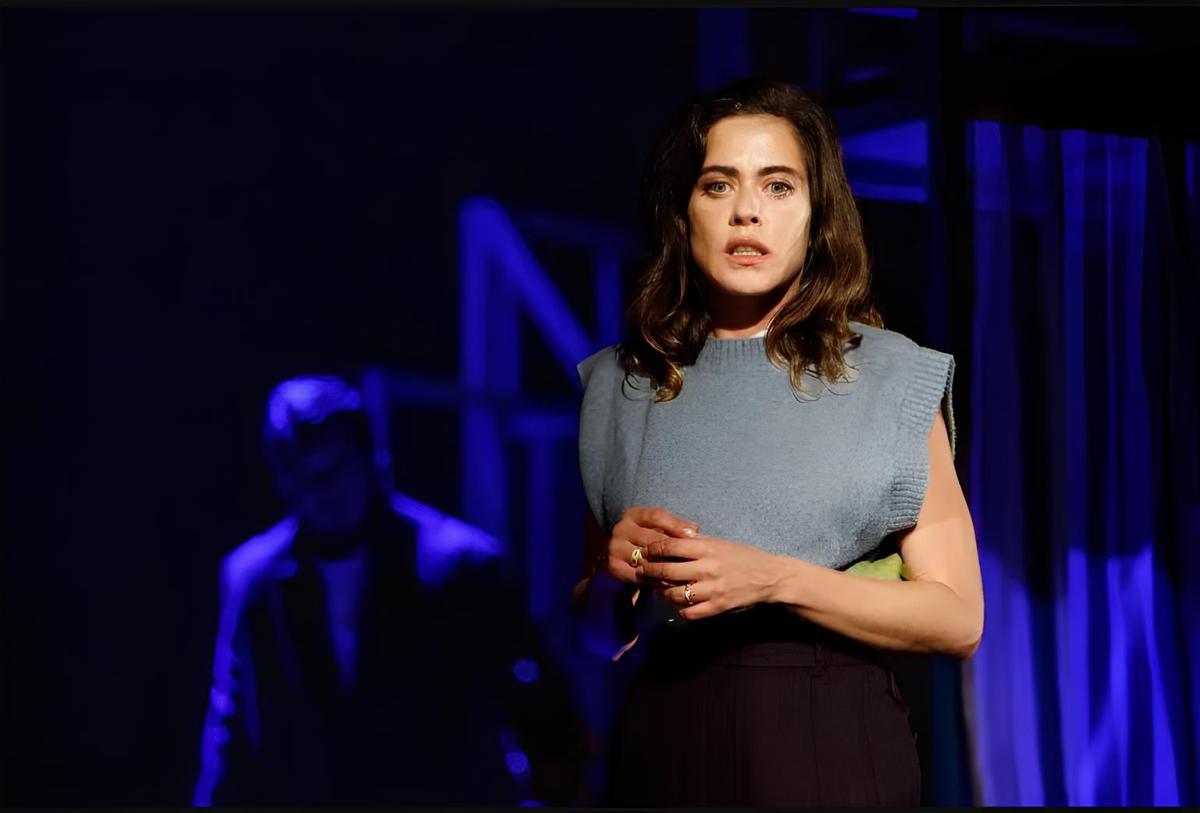 María León es Nora en «Casa de muñecas»