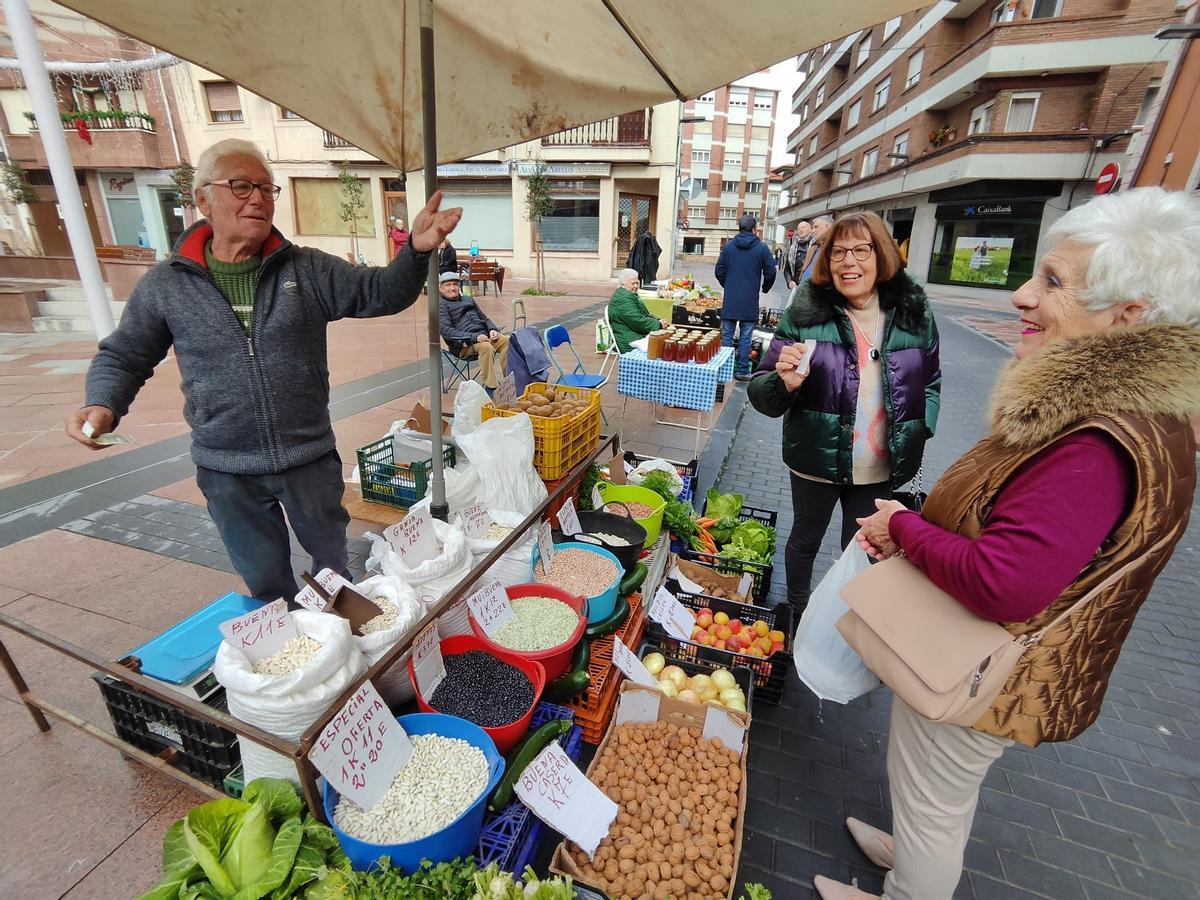 Celestino Menéndez, "Tino", atendiendo a dos clientas, este pasado domingo, en Grado.