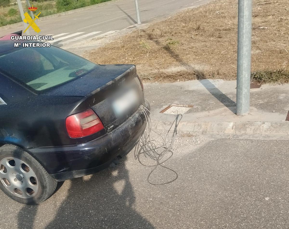 Un vehículo con cable robado de una farola.