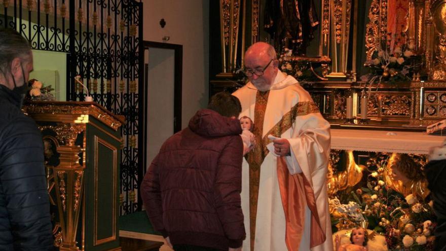 Recuperan la tradición de dar a besar al Niño Jesús en los templos