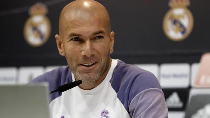 Zinedine Zidane durante la rueda de prensa que ofreció ayer antes de recibir hoy al Sporting.