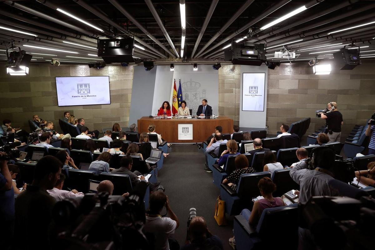 GRAF9652. MADRID, 13/07/2018.- La portavoz del Gobierno y ministra de Educación y Formación Profesional, Isabel Celaá (c), acompañada por la ministra de Hacienda, María Jesús Montero, y el titular de Fomento, José Luis Ábalos, durante la rueda de prensa posterior a la reunión del Consejo de Ministros celebrada hoy en el complejo de La Moncloa. EFE/J.J. Guillén