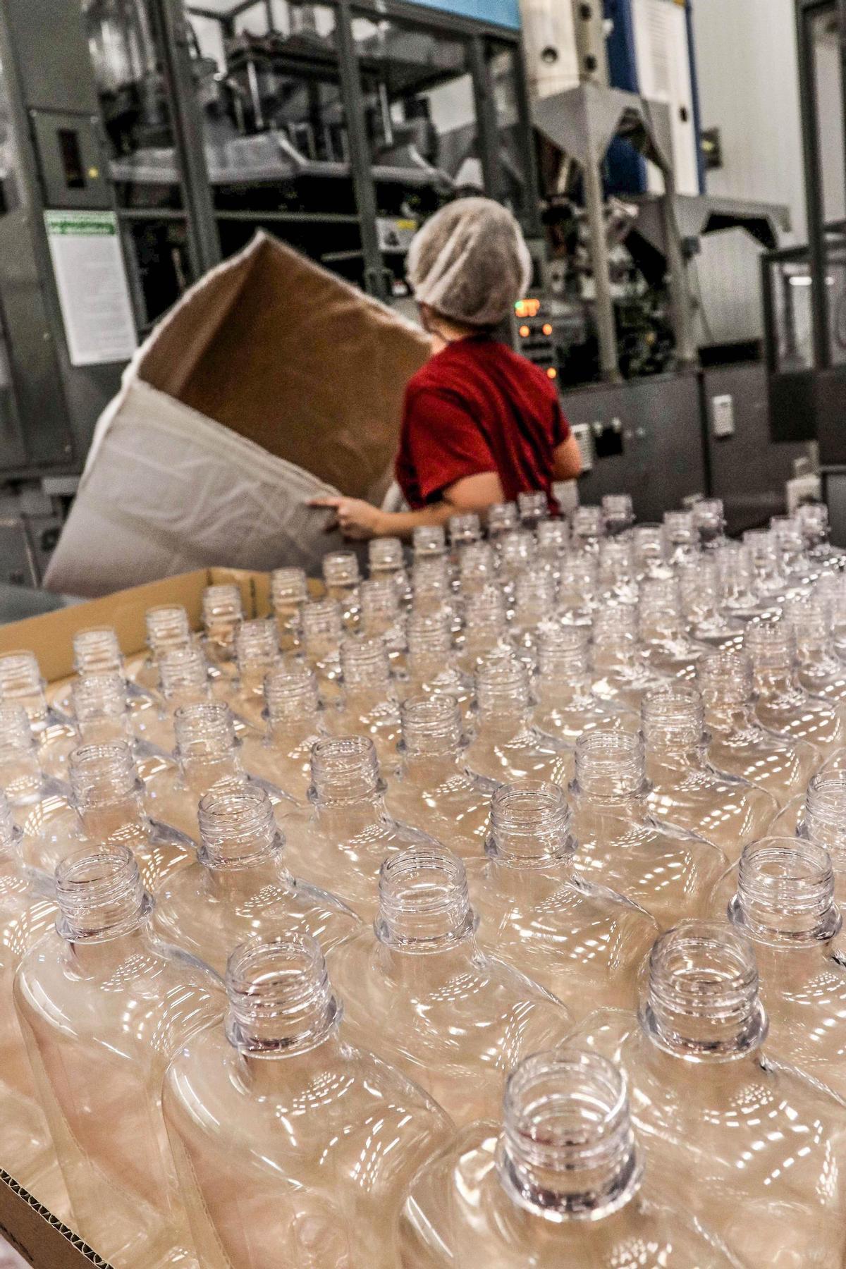 Una empresa de artículos plásticos en la Foia de Castalla.