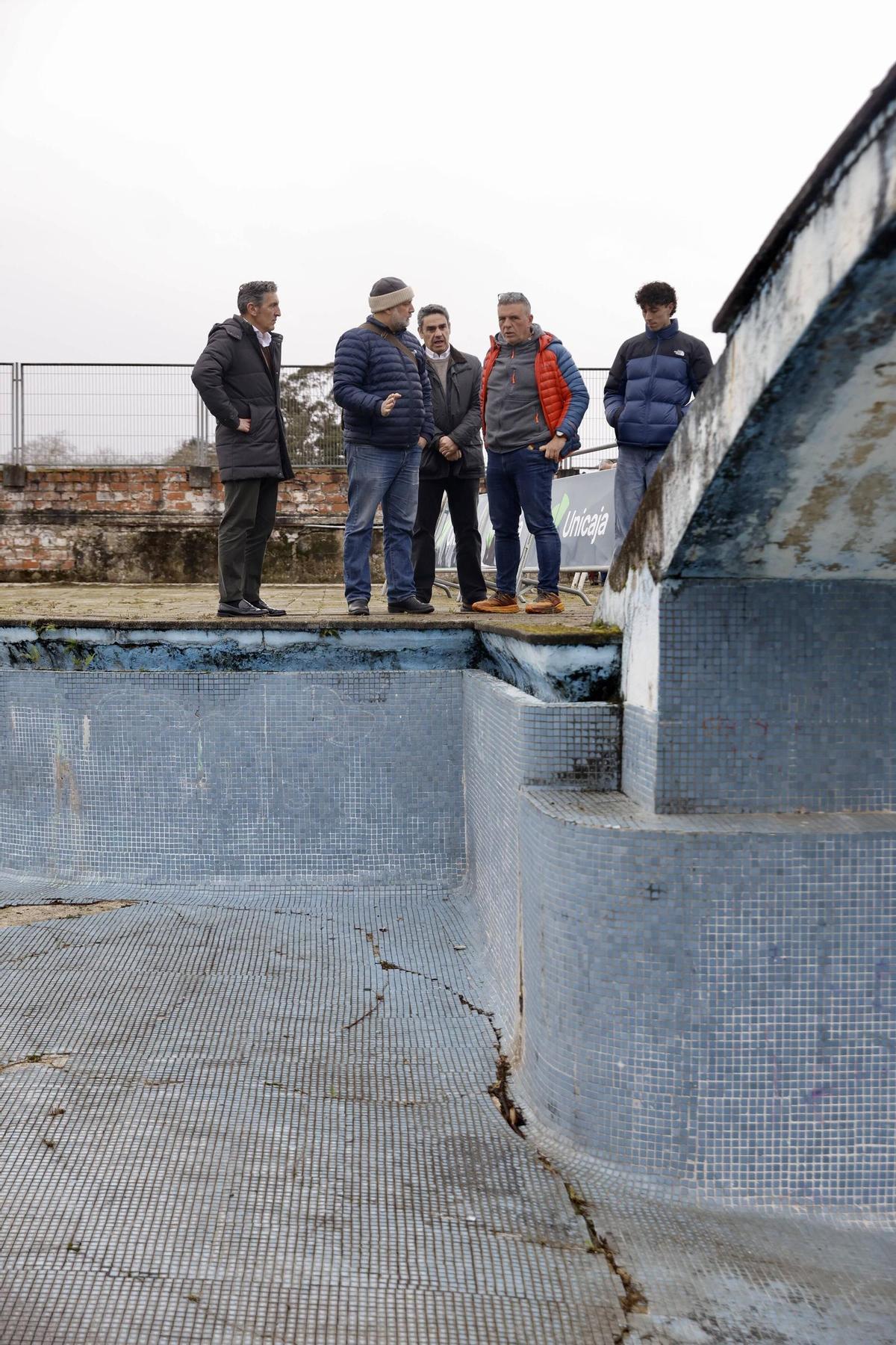 La visita de los técnicos a la piscina de la Laboral, en imágenes