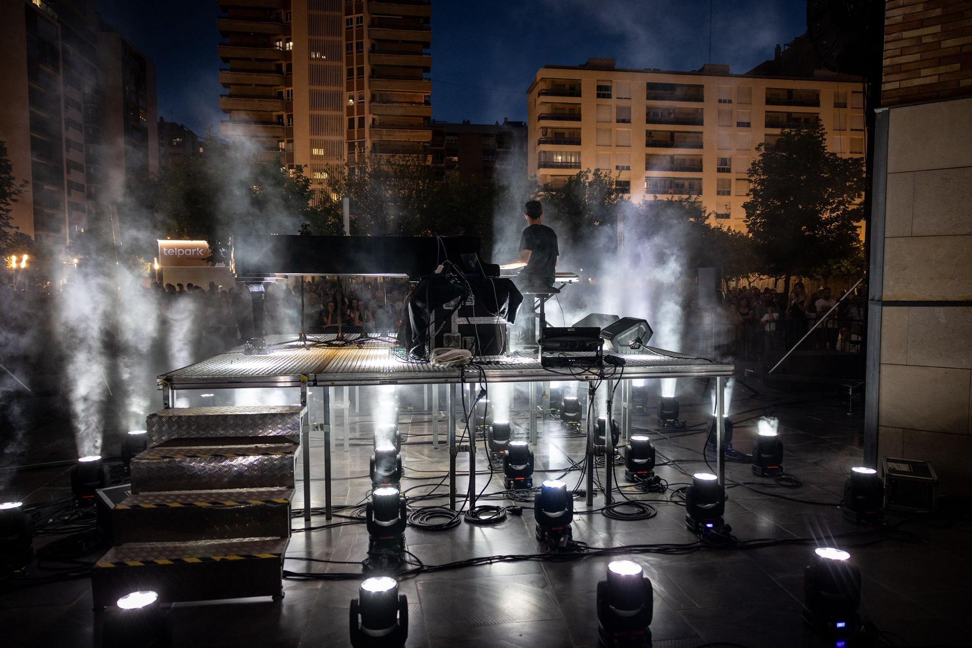 En imágenes | Espectáculo sonoro y visual al aire libre en el Auditorio de Zaragoza del pianista Francesco Tristano