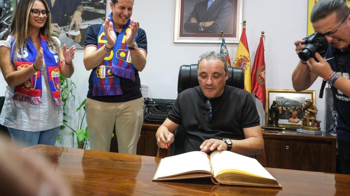 Pascual Pérez, durante uno de los actos de celebración del ascenso del Eldense el pasado verano en el Ayuntamiento.