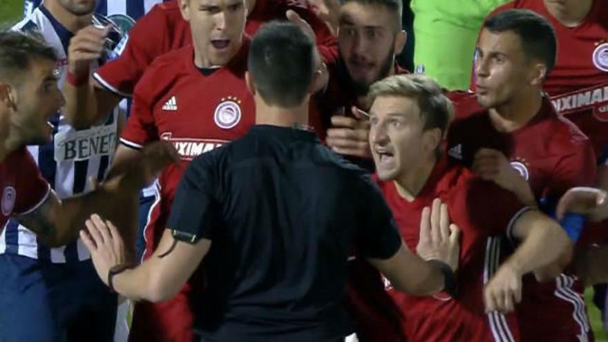 El ridículo piscinazo del ex-sevillista Marko Marín tras un empujón del árbitro