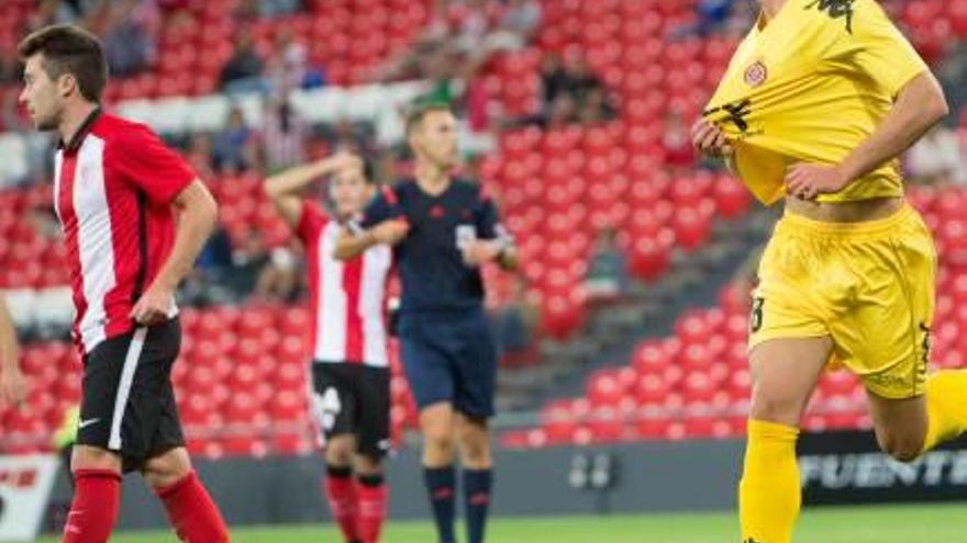 Cuadra Fernández, al fons, en el Bilbao Athletic-Girona del 2015.