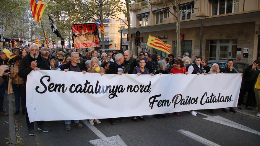 Més d&#039;un miler de persones es manifesten a Perpinyà i reclamen &quot;esborrar&quot; les fronteres que separen Catalunya