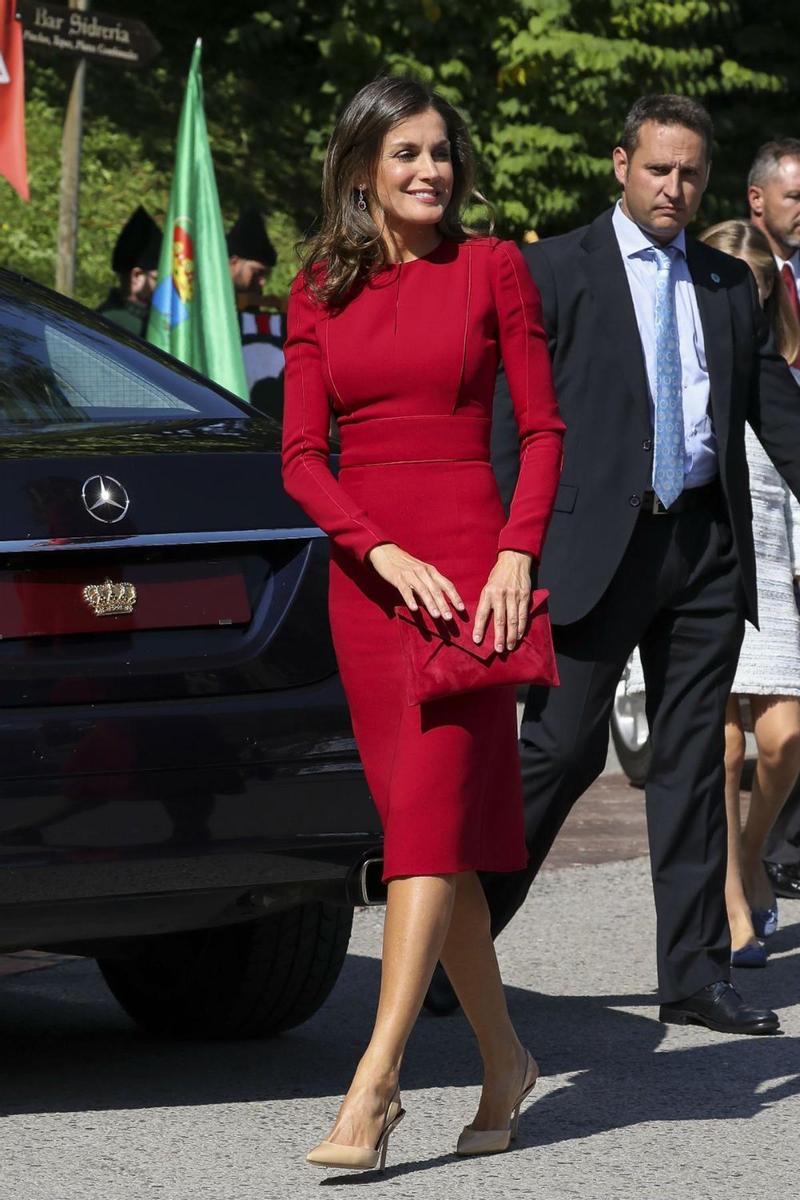 Doña Letizia con look en rojo a su llegada al acto oficial de su hija Leonor