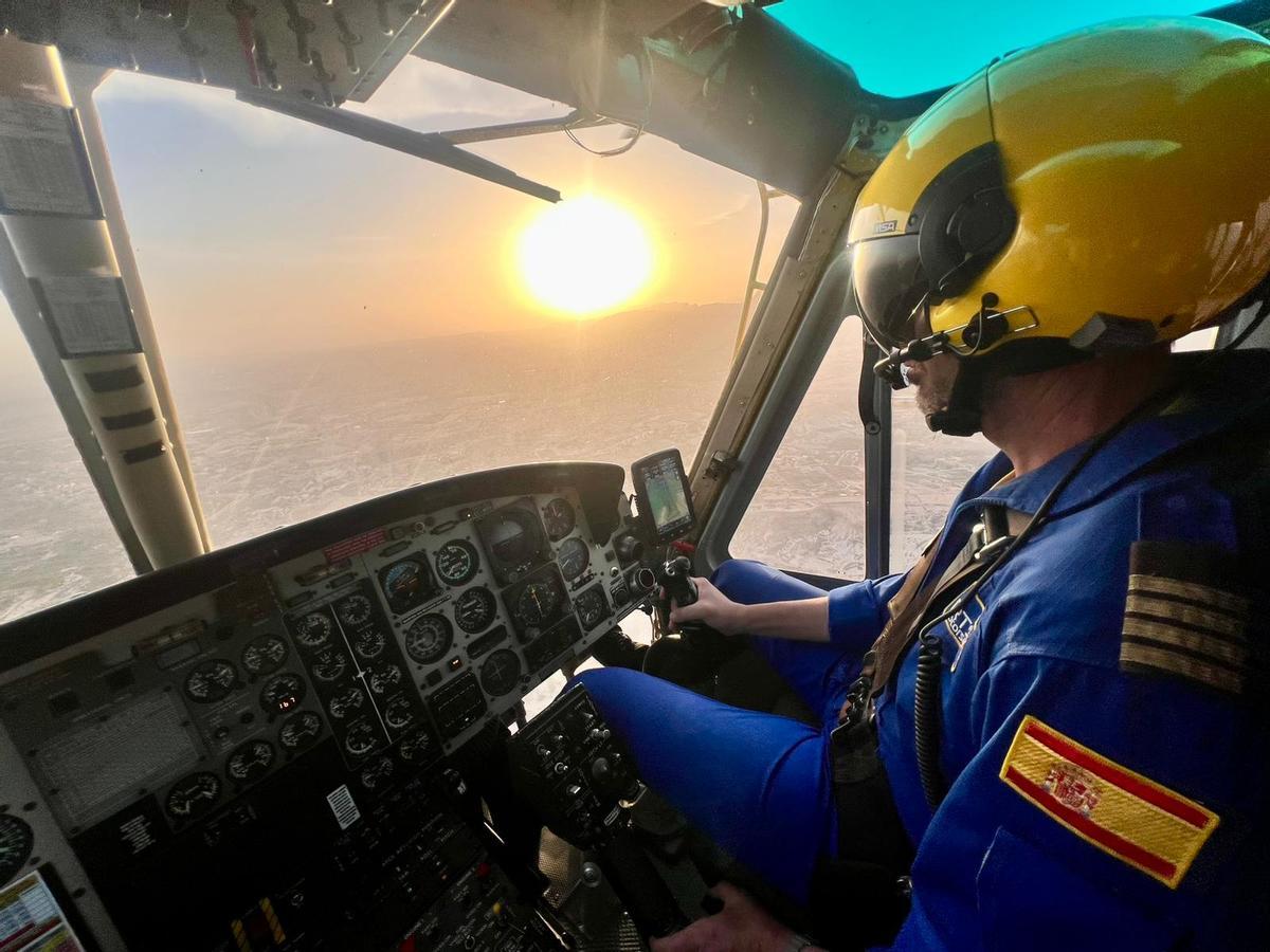 El piloto Bermúdez, este miércoles subido en el helicóptero.
