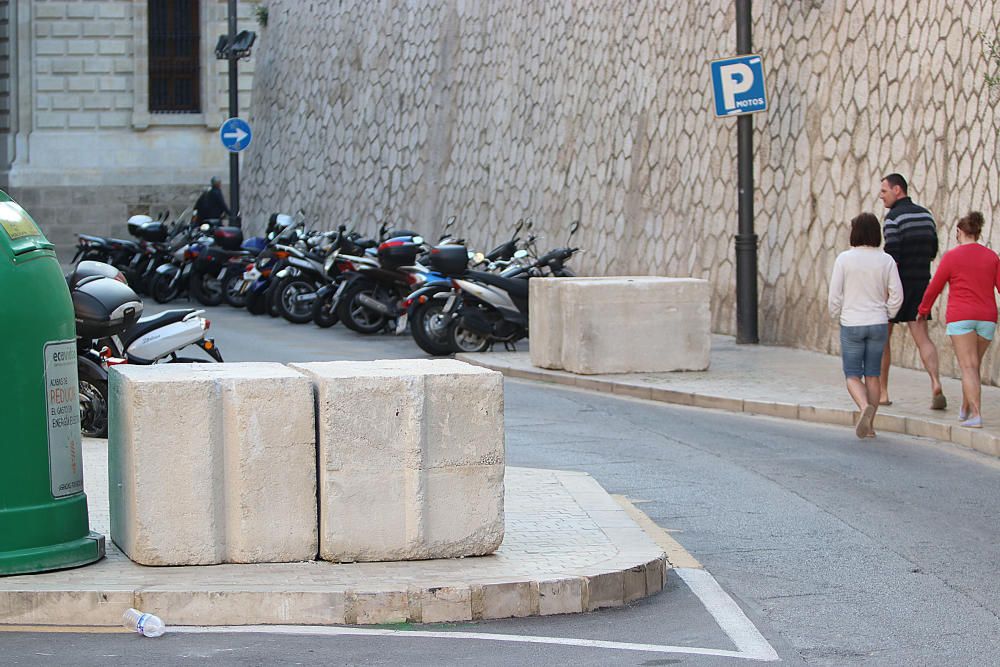 Málaga se blinda con bloques de hormigón en Semana Santa