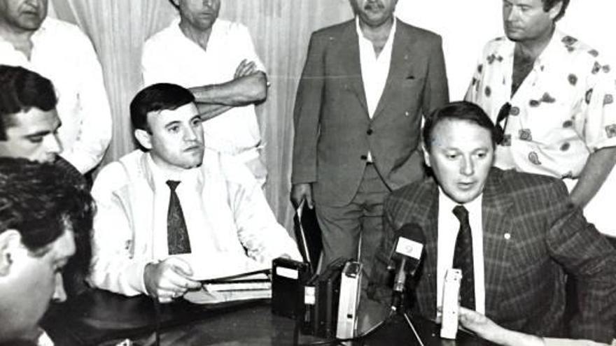 José Victor (derecha) junto a Orgilés y su directiva, en mayo de 1990.