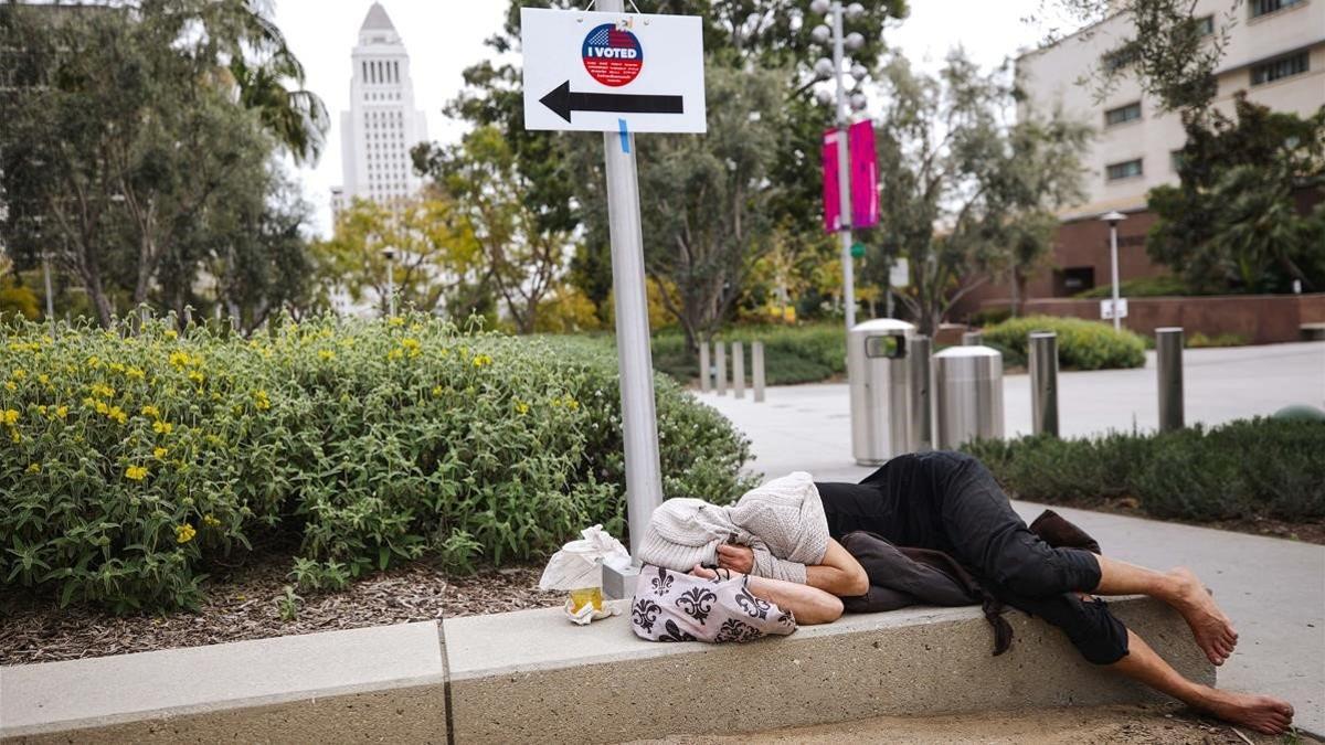 Mujer sin hogar en Los Ángeles.