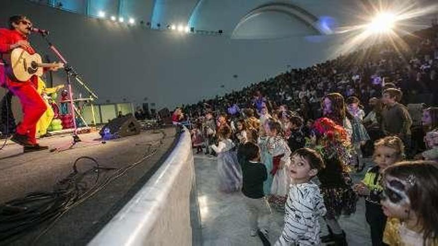 Más de un millar de niños bailan rock and roll en el Calatrava