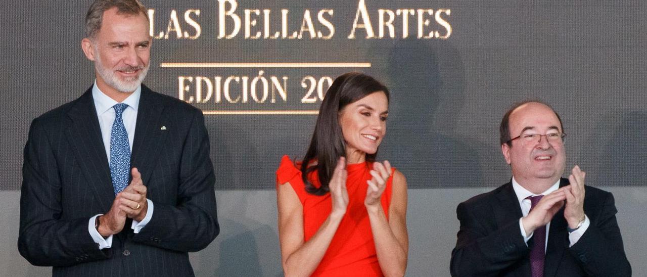 De izq., a dcha., los reyes Felipe y Leticia, junto a Miquel Iceta, entregan las Medallas de Oro al Mérito en Bellas Artes 2021.