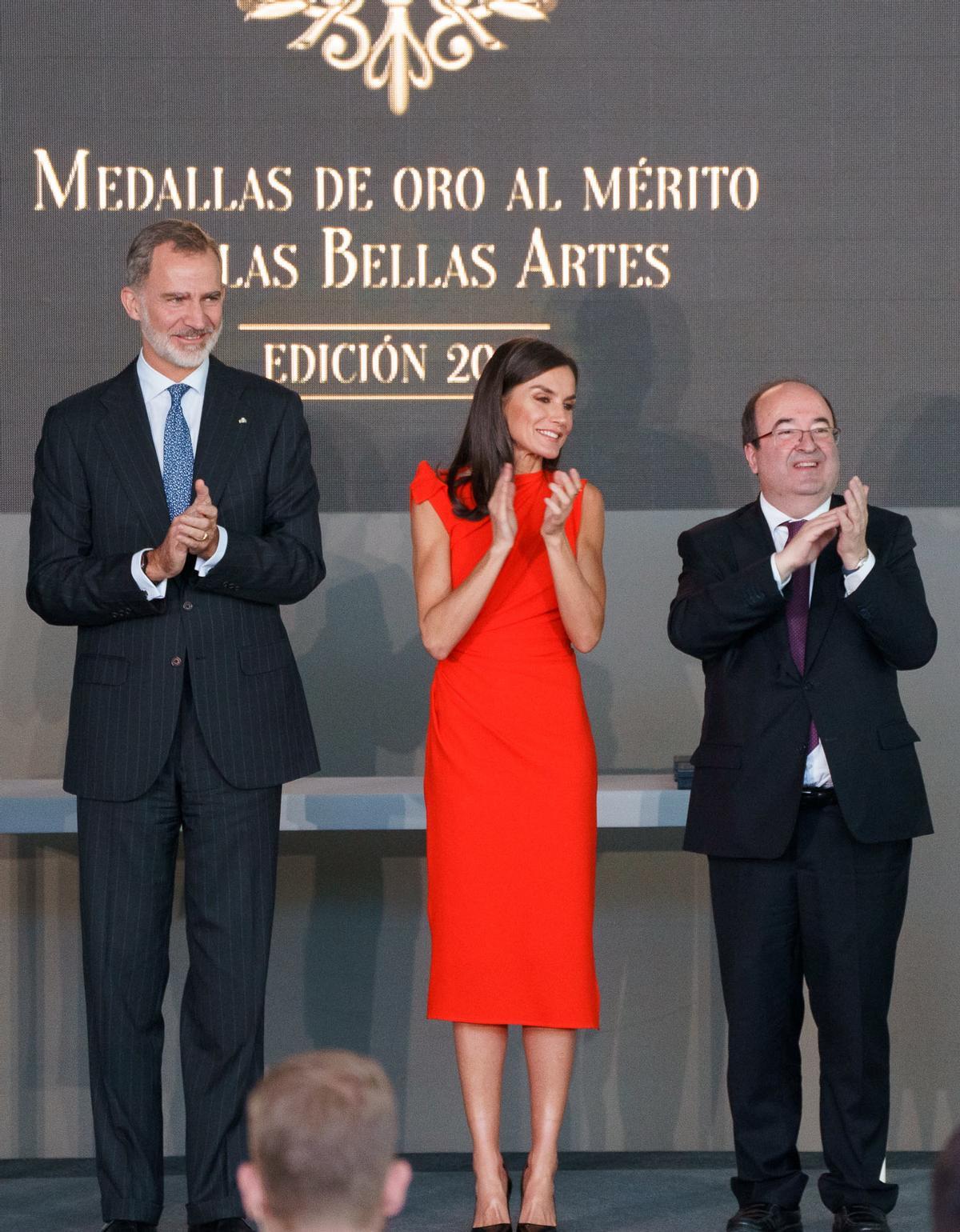 De izq., a dcha., los reyes Felipe y Leticia, junto a Miquel Iceta, entregan las Medallas de Oro al Mérito en Bellas Artes 2021.