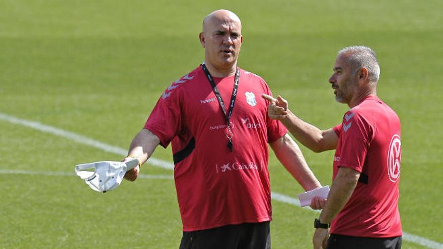 Luis César Sampedro y su ayudante, Cristo Marrero, en el entrenamiento que realizó ayer el Tenerife en el Heliodoro.